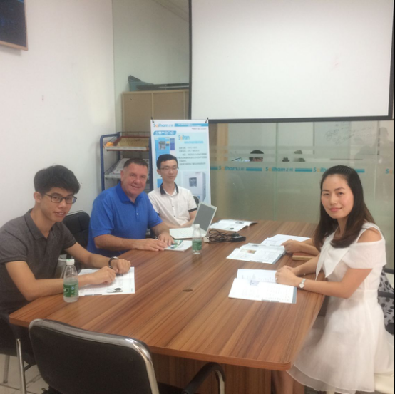 海外客戶與正航儀器業務對紫外線加速耐候試驗機進行了深入的交流